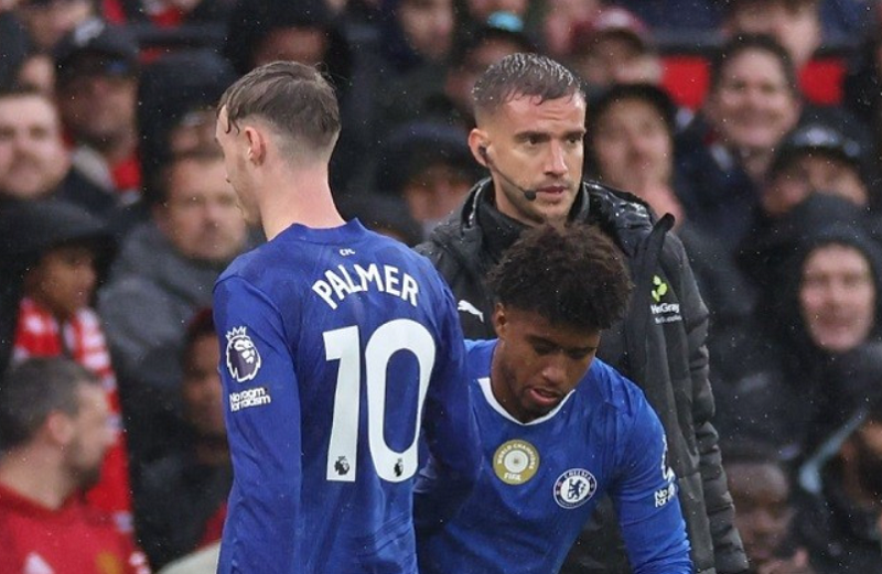 Chelsea bị kéo về thực tại, Neville chỉ rõ tử huyệt