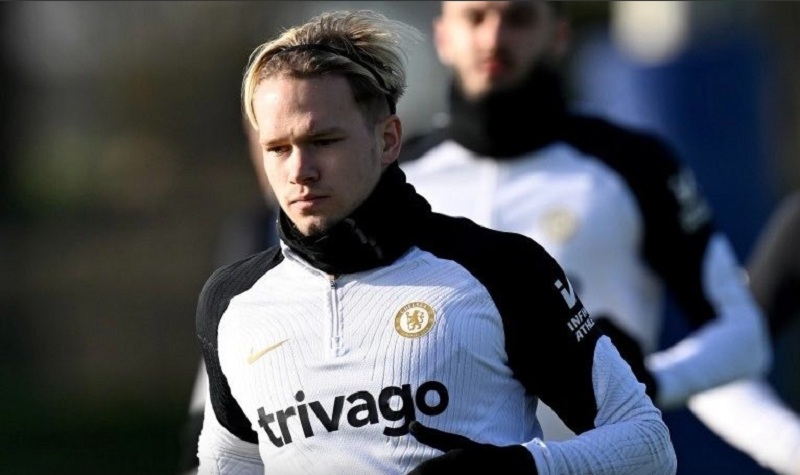 Mudryk bất ngờ xuất hiện tại sân Honeycroft khi vẫn bị treo giò